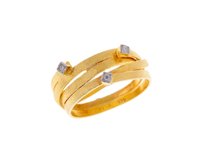 Women's ring, handmade, made of yellow gold, with diamonds.